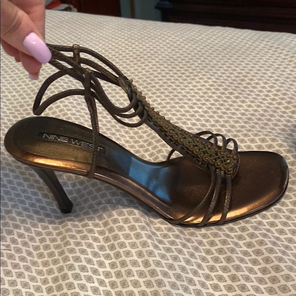 BEAUTIFUL PAIR OF BROWN, HIGH HEELED SANDALS.